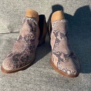 Diba Shy Town Leather Snake and Cognac Shoe. NEW